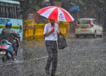 देशभर में बदला मौसम का मिजाज, 17 राज्यों में अलर्ट