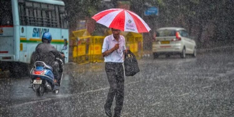 देशभर में बदला मौसम का मिजाज, 17 राज्यों में अलर्ट