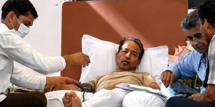अनशन पर बैठे सोनम वांगचुक की तबीयत बिगड़ी, पुलिस ने अस्पताल पहुंचाया; NEET पेपर लीक को लेकर जारी था विरोध